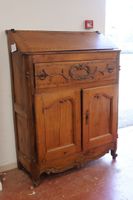 Meuble scriban en noyer mouluré et sculpté ouvrant par le ha… (photo 2)