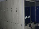 de nombreux casiers dans une pièce où une télévision est accrochée au mur