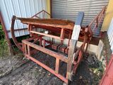 une vieille luge en bois posée devant un immeuble
