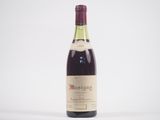 la bouteille de vin est posée sur une surface blanche
