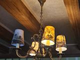 un lustre suspendu au plafond d'une pièce
