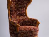 une chaise posée sur une surface blanche