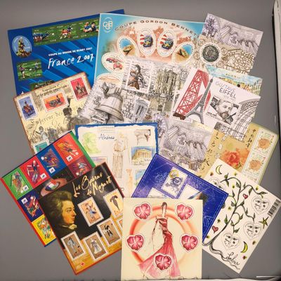 tout un tas de cartes postales posées sur une table