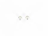 une paire de boucles d'oreilles en or blanc et diamants sur fond blanc