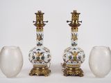 deux vases placés l'un à côté de l'autre sur une table