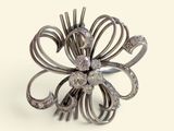 une broche en argent ornée d'une grappe de diamants