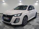 la voiture blanche est garée sur un sol en damier dans le garage