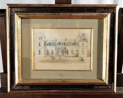 une image encadrée représentant un dessin d'une maison, posée sur une étagère