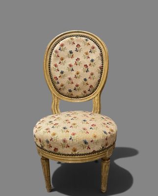 une image d'une chaise dont l'assise est recouverte d'un rembourrage floral