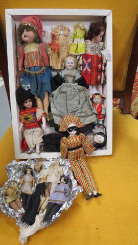 Ensemble de poupées mignonnettes en porcelaine ou composition pou...