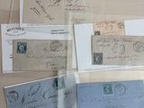 de nombreuses cartes postales anciennes exposées dans une vitrine