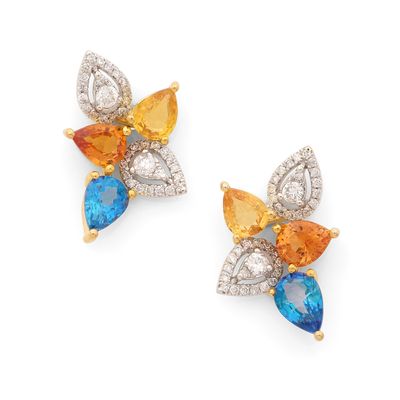 une photo d'une paire de boucles d'oreilles en saphir et diamant