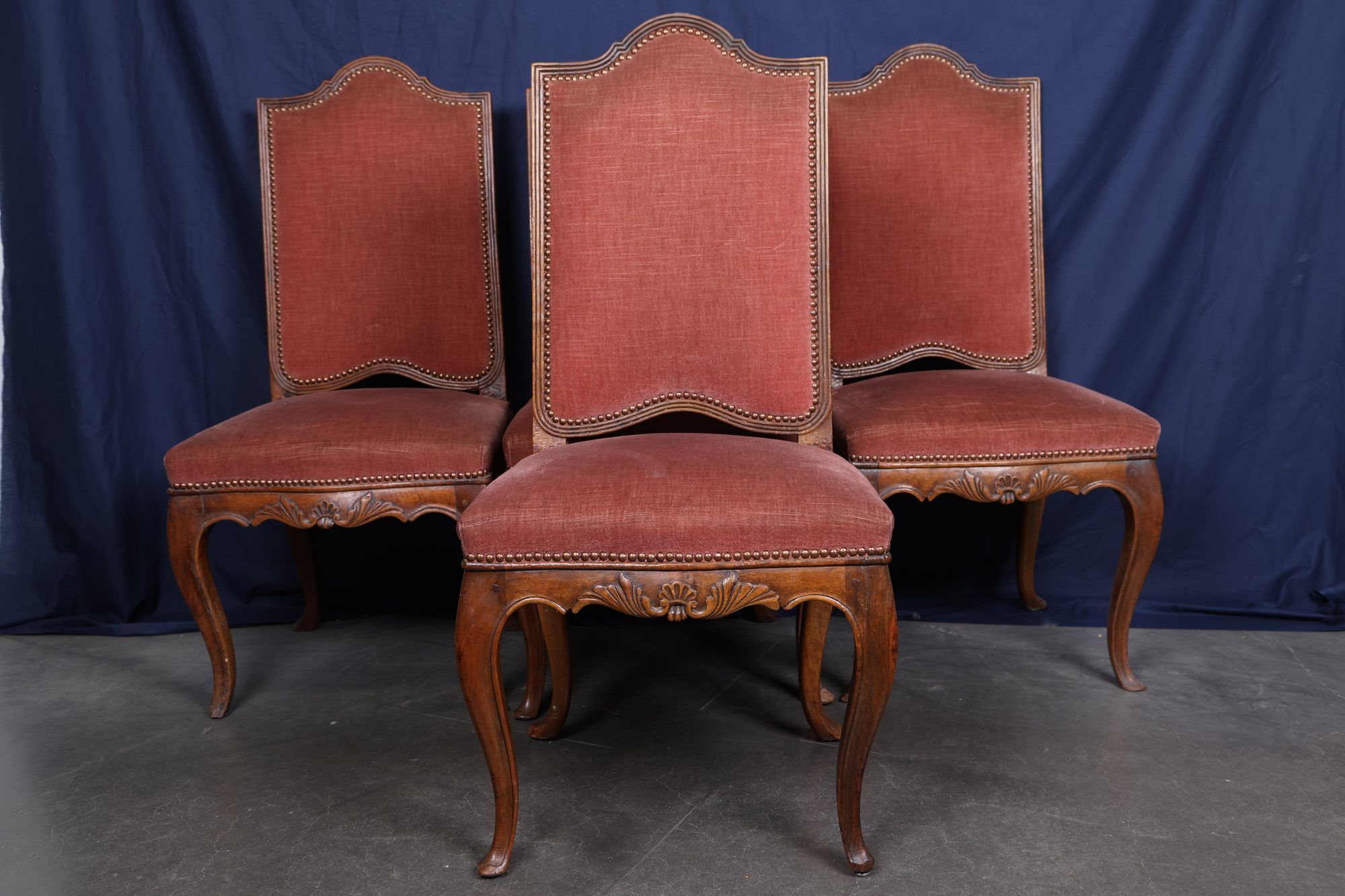Suite de quatre chaises en noyer à décor de coquilles, repos…