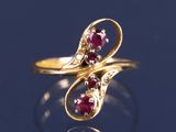 une image d'une bague en or avec une pierre en rubis