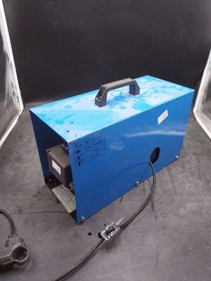 une boîte bleue posée par terre