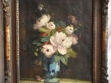 une peinture de fleurs dans un vase bleu sur une table