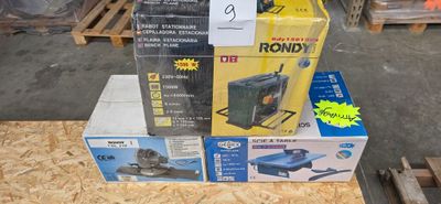 une pile de boîtes empilées les unes sur les autres