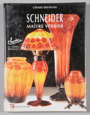 une image représentant un livre sur lequel figurent une lampe et des vases