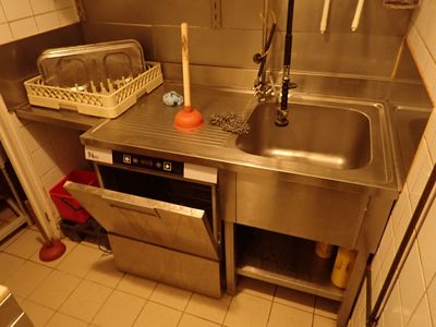 une cuisine équipée d'un évier et d'un lave-vaisselle
