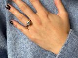 Quelqu'un porte un pull et une bague sertie d'un diamant.
