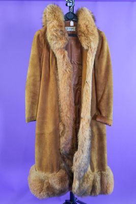 TAKOU Pau Manteau long à capuche en daim et fourrure, dans l… - Photo 1