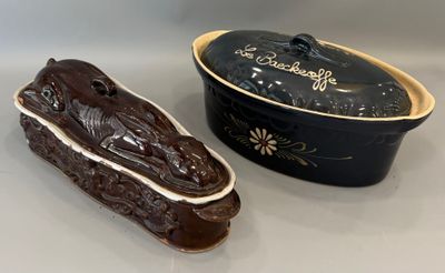 un gâteau au chocolat et une boîte recouverte de chocolat posés sur une table