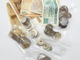beaucoup d'argent dans les sacs posés sur la table