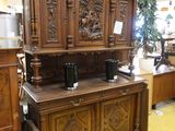 un grand meuble en bois au milieu d'une pièce