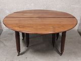 une image représentant une table en bois sur laquelle sont posées deux feuilles