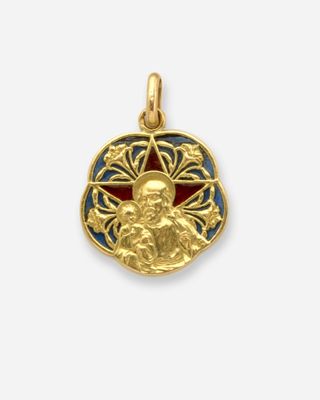 un pendentif plaqué or orné d'un motif bleu et rouge