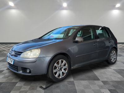 La Volkswagen Golf break est garée dans un garage dont le sol est à damier.