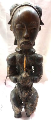 statue en bois représentant une femme tenant une bougie allumée dans ses mains