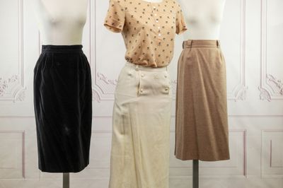 trois mannequins sont alignés en rang devant un mur blanc