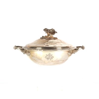 un plat ancien en argent, muni d'un couvercle et orné d'un oiseau