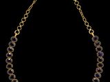 un collier en or orné de perles de verre bleues sur fond noir