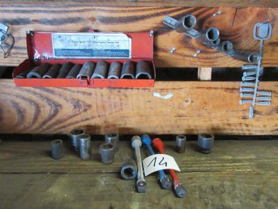 une boîte à outils posée sur une table en bois