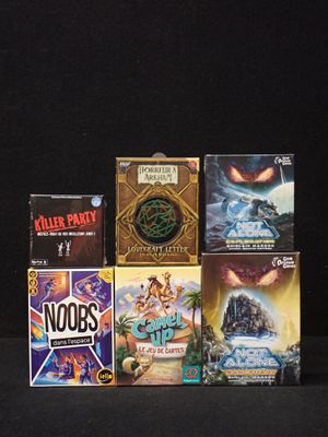 de nombreux jeux de société posés sur une table noire