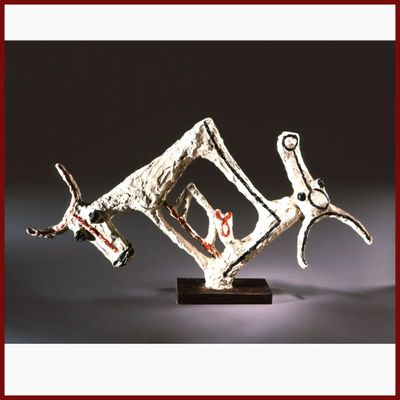 sculpture représentant un cheval et son cavalier, posée sur un socle en bois, sur fond gris