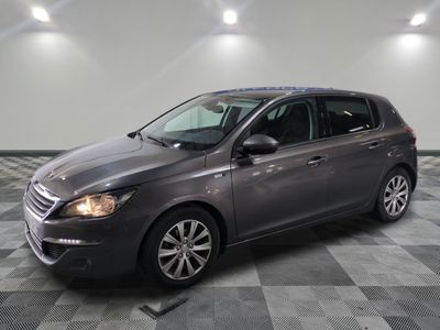 la photo d'une voiture grise garée dans un garage