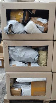 trois cartons empilés les uns sur les autres sur une palette