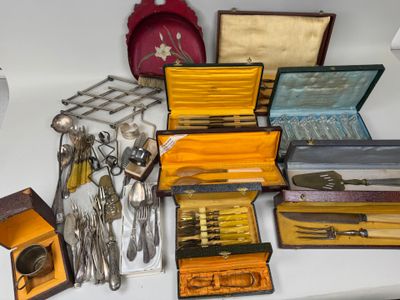 plusieurs types d'argenterie sur une table