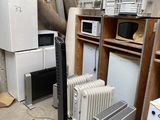 de nombreux appareils électroménagers et autres équipements présents dans une pièce