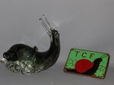 un petit escargot en verre posé à côté d'un petit aimant