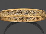 gros plan d'une bague en or sur une surface noire