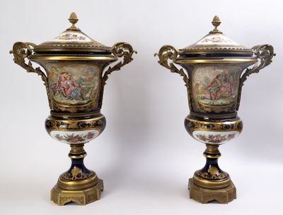 Paire de vases couverts, de forme balustre sur piedouche, en…