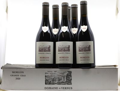 trois bouteilles de vin rouge sont posées sur une boîte