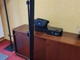 une photo d'une pièce avec une télévision et une enceinte