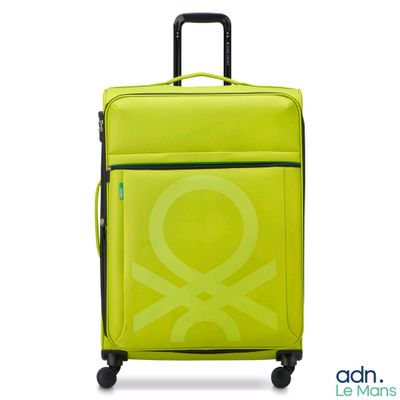 une valise jaune avec un motif dessus