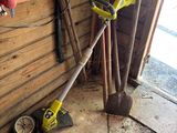 une pile d'outils posés sur le sol