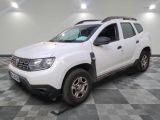 la dacia blanche est garée sur un carrelage à carreaux